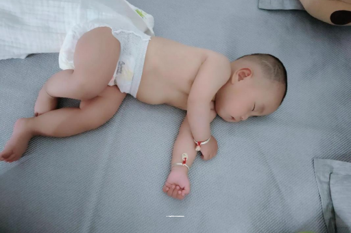 六安三个月宝宝抬头不稳